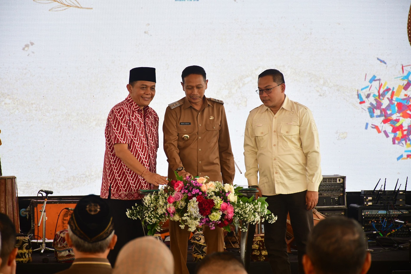 LAUNCHING BERSAMA: Dari kiri, Ketua DPRD Kota Malang I Made Riandiana Kartika, Pj Wali Kota Malang Wahyu Hidayat, dan Kepala Bapenda Kota Malang Handi Priyanto menekan tombol peresmian SPPT PBB 2024.