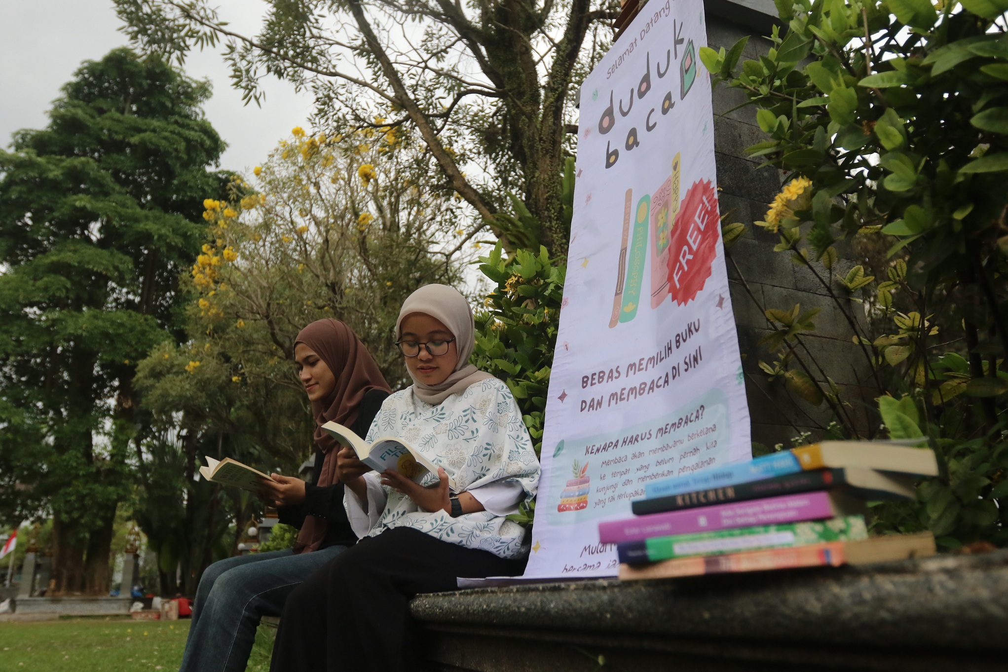 TAMBAH WAWASAN: Dua mahasiswa Universitas Brawijaya (UB) membaca buku di taman kampus.