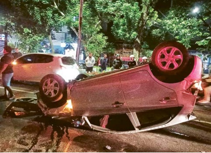 KECELAKAAN TUNGGAL: Honda Brio bernomor polisi (nopol) N 1586 AAX terbalik setelah menabrak median Jalan Letjen Sutoyo.
