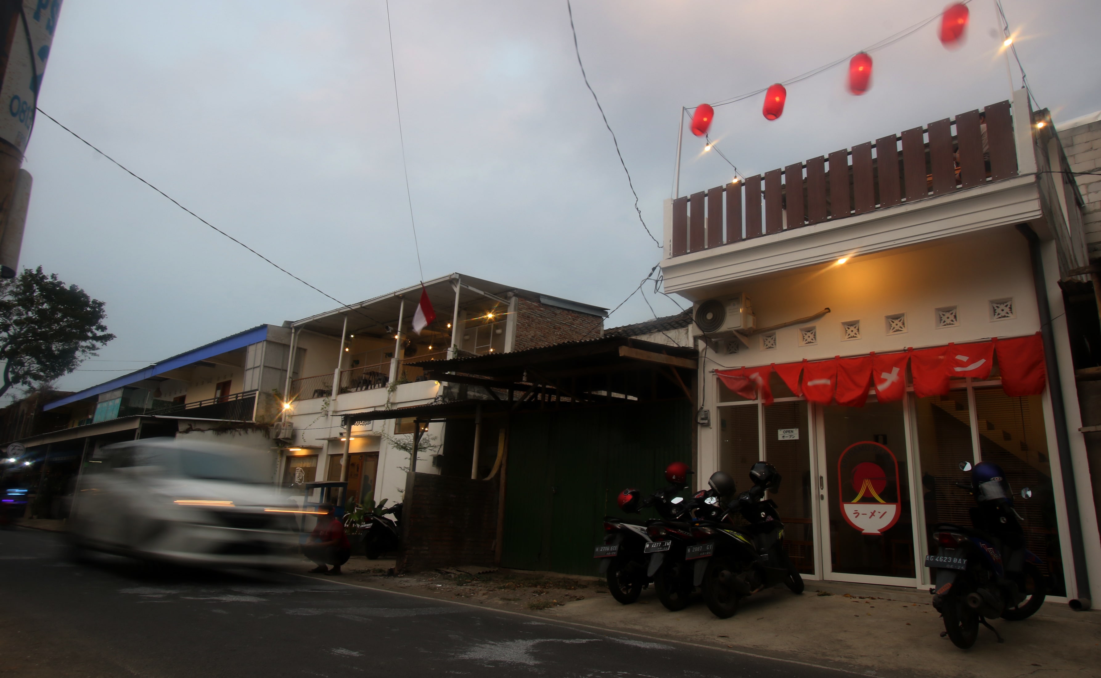 EKONOMI TUMBUH: Bertambahnya kafe-kafe baru di kawasan Sudimoro, Kota Malang mendongkrak realisasi investasi.