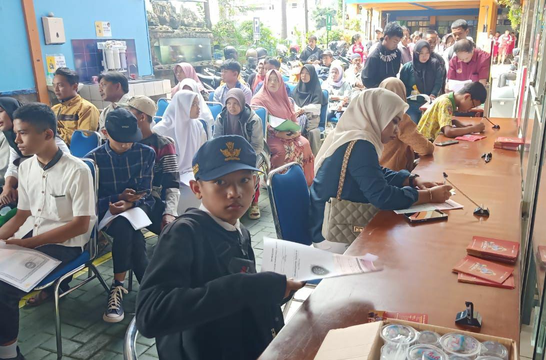 SMK FAVORIT : Terlihat antrean PPDB SMK PGRI 3 Malang yang mencapai ribuan siswa SMP dari seluruh&nbsp;Malang&nbsp;Raya.
