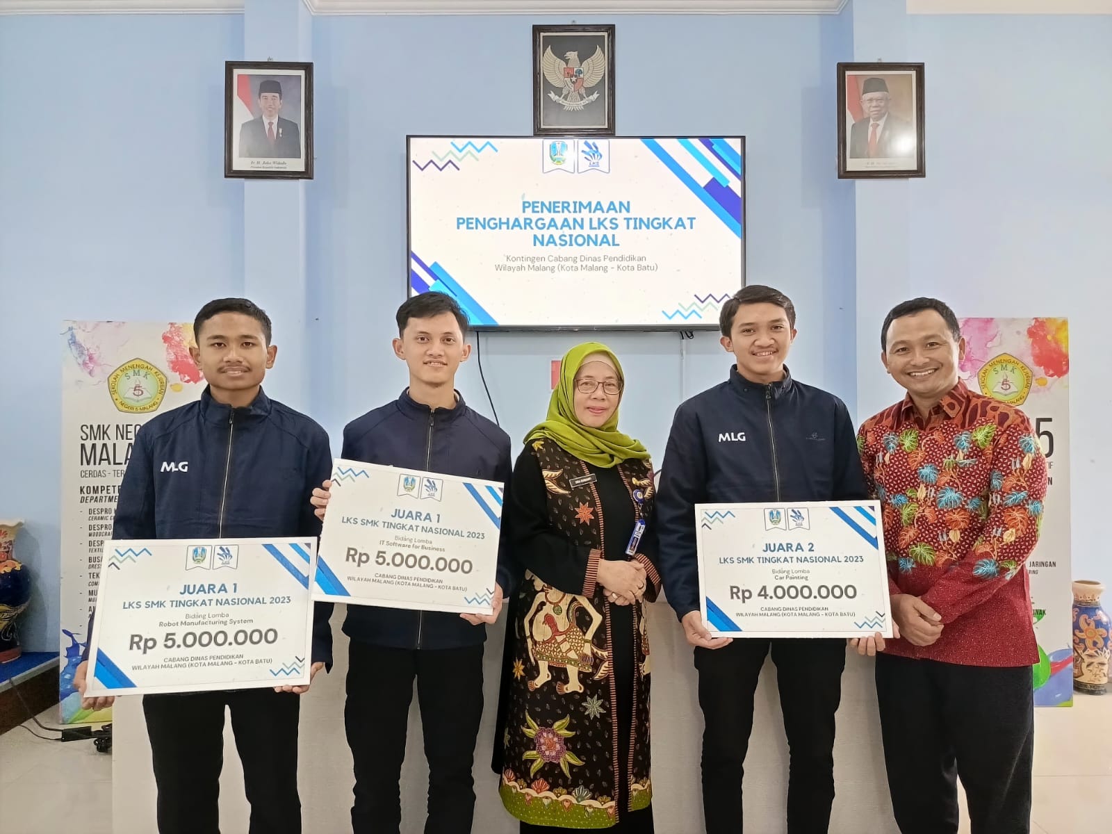 BERI APRESIASI : Kepala Cabang Dinas Pendidikan Kota Malang - Kota Batu Dr Ema Sumiarti MSi (tengah) bersama Kepala Sekolah Moch. Lukman Hakim ST MM (kanan) dan siswa SMK PGRI 3