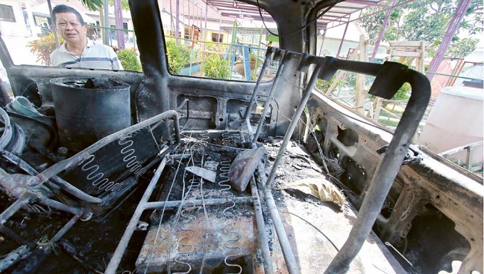 HANGUS: Di dalam mobil yang terbakar terdapat sebuah drum dan tangki yang dimodifikasi.