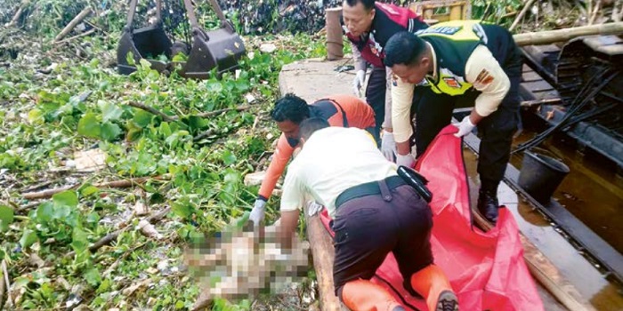 HILANG TIGA HARI: Polisi dan petugas BPBD Kabupaten Malang mengevakuasi jenazah bocah asal Pakis di Bendungan Sengguruh kemarin.
