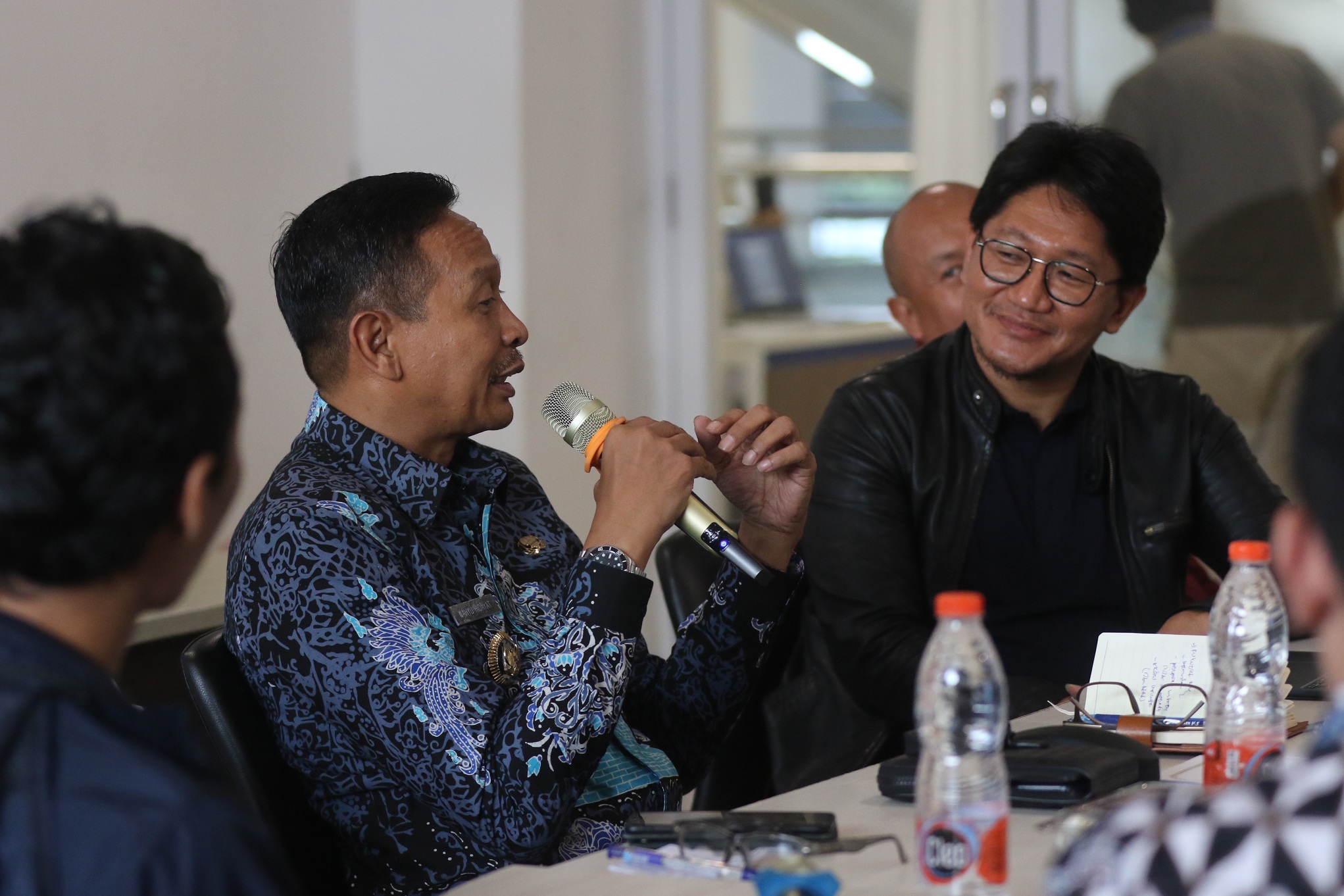 BAHAS BERSAMA: Pj Wali Kota Malang Wahyu Hidayat berdiskusi dengan para CEO perusahaan rintisan di gedung MCC kemarin siang. (Darmono/Radar Malang)