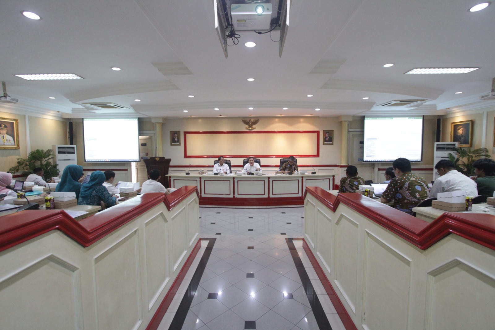 KERJA KOLEKTIF: Rakor sinergi pokja pengembangan perumahan dan kawasan permukiman dengan implementasi program Indonesia 2024 yang digelar di Ruang Rapat Anusapati, kemarin (31/1).