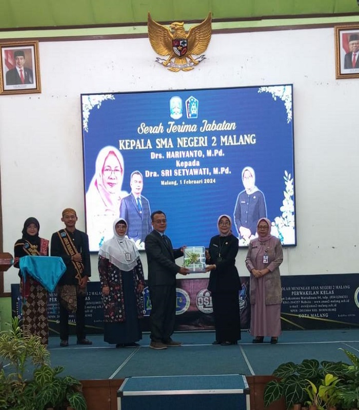 SERTIJAB : Drs Hariyanto MPd menyerahkan tonggak kepemimpinan SMAN 2 Malang kepada Plt Dra Sri Setyawati MPd didampingi Kepala Cabdin Kota Malang - Kota Batu  dan Koordinator Pengawas