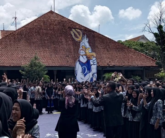 MBOIS : Seluruh siswa SMANDA memberikan penghormatan terakhir kepada Drs Hariyanto MPd dan penyambutan Plt Kepala SMAN 2 Malang Dra Sri Setyawati MPd