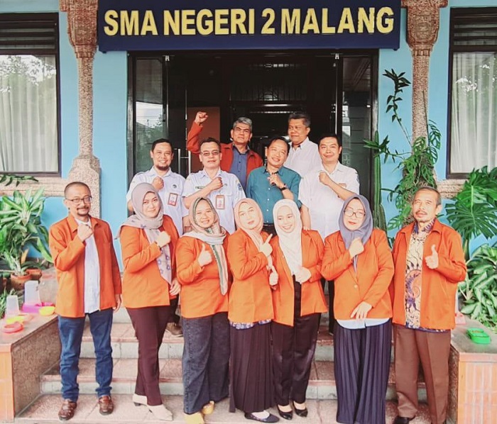 KOMPAK : Foto bersama Drs Hariyanto MPd dengan jajaran Komite SMAN 2 Malang, beberapa waktu lalu