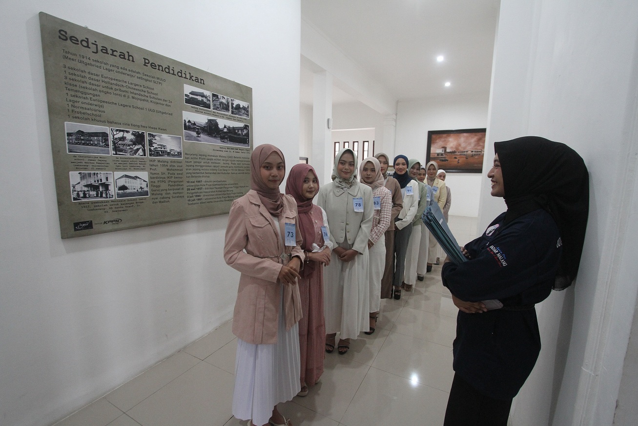 BERSAING: Kandidat Duta Hijab Radar Malang (DHRM) 2024 menjalani wawancara terbuka pada Minggu (28/1).  (Satria Cahyono/Radar Malang)