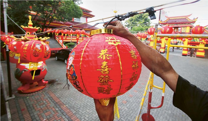 BERSOLEK: Ratusan lampion mulai dipasang di Kelenteng Eng An Kiong kemarin. Mulai besok, rangkaian menyambut tahun baru Imlek bakal dilakukan di sana.