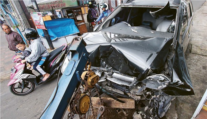 RINGSEK: Mobil Toyota Avanza yang dikemudikan Puguh Suwito rusak parah setelah menabrak gapura di Jalan Suropati, Desa Pesanggrahan, Kecamatan Batu, kemarin siang (4/2).