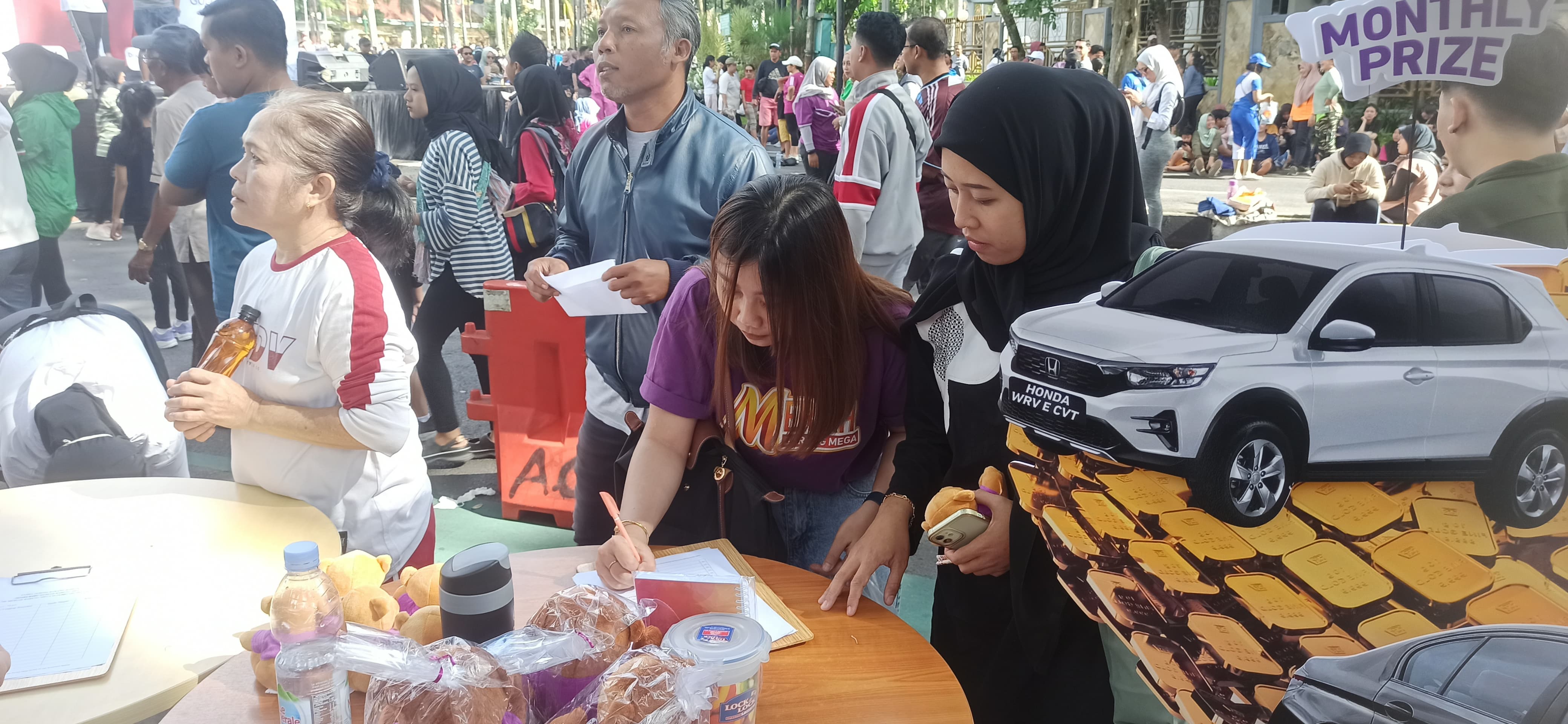 Pengunjung Car Free Day mendatangi booth Bank Mega Area Malang