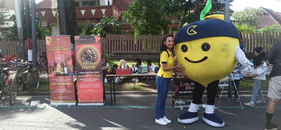 Booth Golden Tulip Holland Resort Batu dan maskotnya di Car Free Day, Minggu kemarin (4/2).