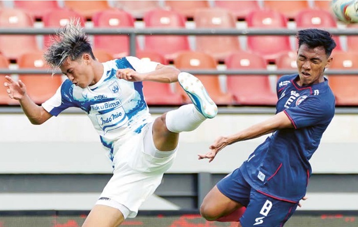 SINYAL BURUK: Arkhan Fikri (kanan) berebut bola dengan penggawa PSIS Semarang Alfeandra Dewangga pada laga kemarin sore. Singo Edan gagal memanfaatkan momentum pada awal babak kedua.