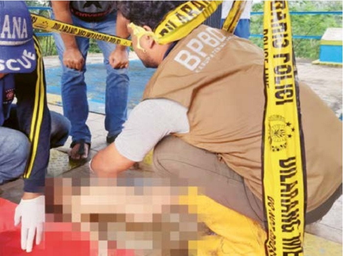 TENGGELAM: Petugas BPBD Kabupaten Malang mengevakuasi mayat bocah yang ditemukan di Syphon Kepanjen kemarin (5/2).