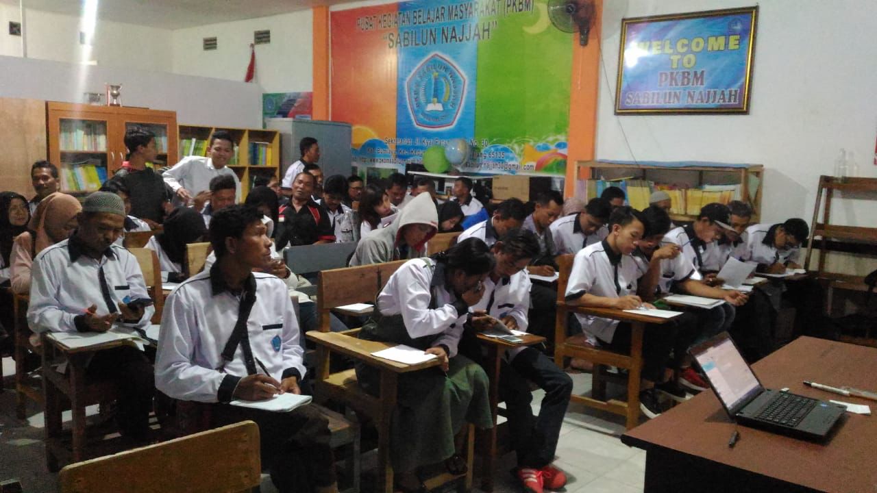MINIM BANTUAN: Peserta mengikuti kegiatan belajar mengajar di PKBM Sabilun Najjah kemarin.