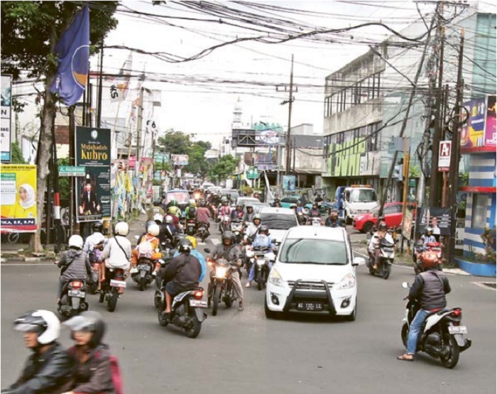 TUNGGU PEMILU: Lalu lalang kendaraan di Simpang Kaliurang Jalan Jaksa Agung Suprapto kemarin. Kamera ETLE bakal dipasang di sana.
