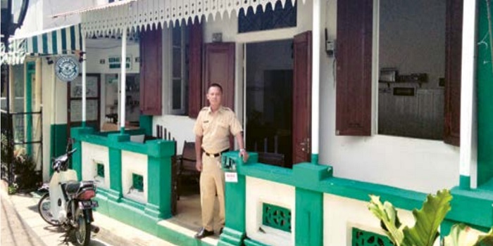 DESTINASI WISATA: Taufik Priyo Laksono di teras rumah kuno milik keluarganya, Jalan Basuki Rahmat Gang VI, Klojen. Foto kanan, Taufik menunjukkan foto kakek buyutnya di era kolonial Belanda.
