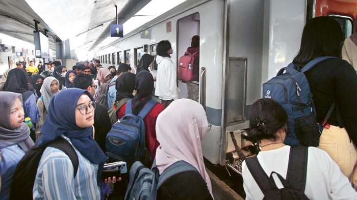 PEAK SEASON: Penumpang antre memasuki gerbong kereta api yang diberangkatkan dari Stasiun Malang Kota Baru kemarin (7/2).