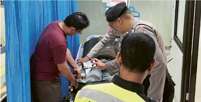 LUKA BACOK: Polisi mendata luka-luka korban pembacokan yang mendapat perawatan di RS Lavalette kemarin (8/2).