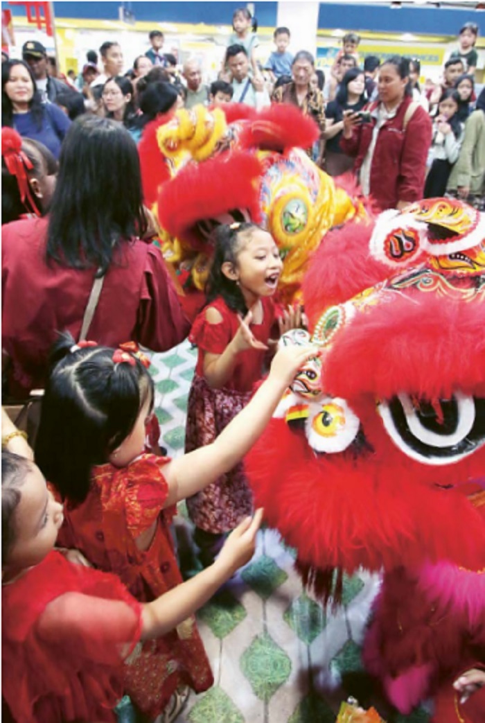Atraksi Barongsai Diperankan Anak Usia 5 Tahun Sukses Menarik Antusias Pengunjung