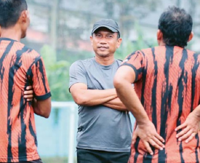 NAKHODA ANYAR: Widodo Cahyono Putro (tengah) berdiskusi dengan tim pelatih Arema FC di ARG Soccer Field, Lawang, kemarin.