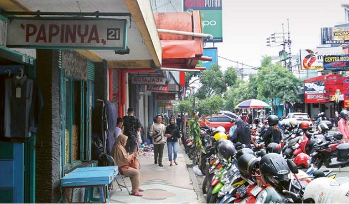 BERTAHAN: Sebelum menggunakan nama Papinya dan menjual seragam, toko di Jalan Pasar Besar Nomor 21 itu bernama Saeki.