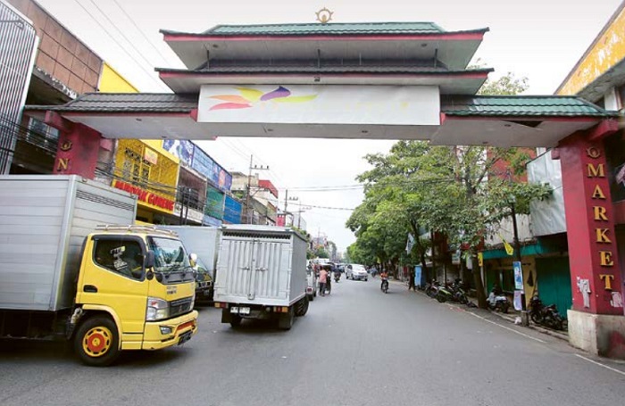 BERUBAH: Gerbang Pecinan di Jalan Pasar Besar, Klojen, didokumentasikan pada 1940. Desain yang sama digunakan pada Gerbang Night Market di Jalan Kyai Tamin (foto kanan).
