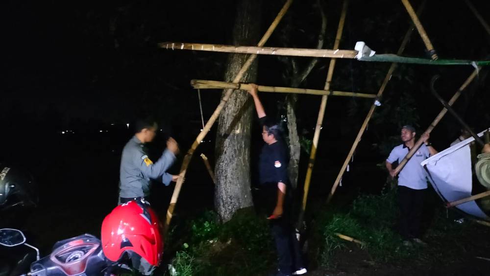 MASIH&nbsp; MARAK: Petugas gabungan menurunkan APK caleg dan capres-cawapres yang dipasang di kawasa Jalibar Minggu dinihari (11/2). Pembersihan APK juga dilakukan hingga ke jalan desa hingga gang kampung.