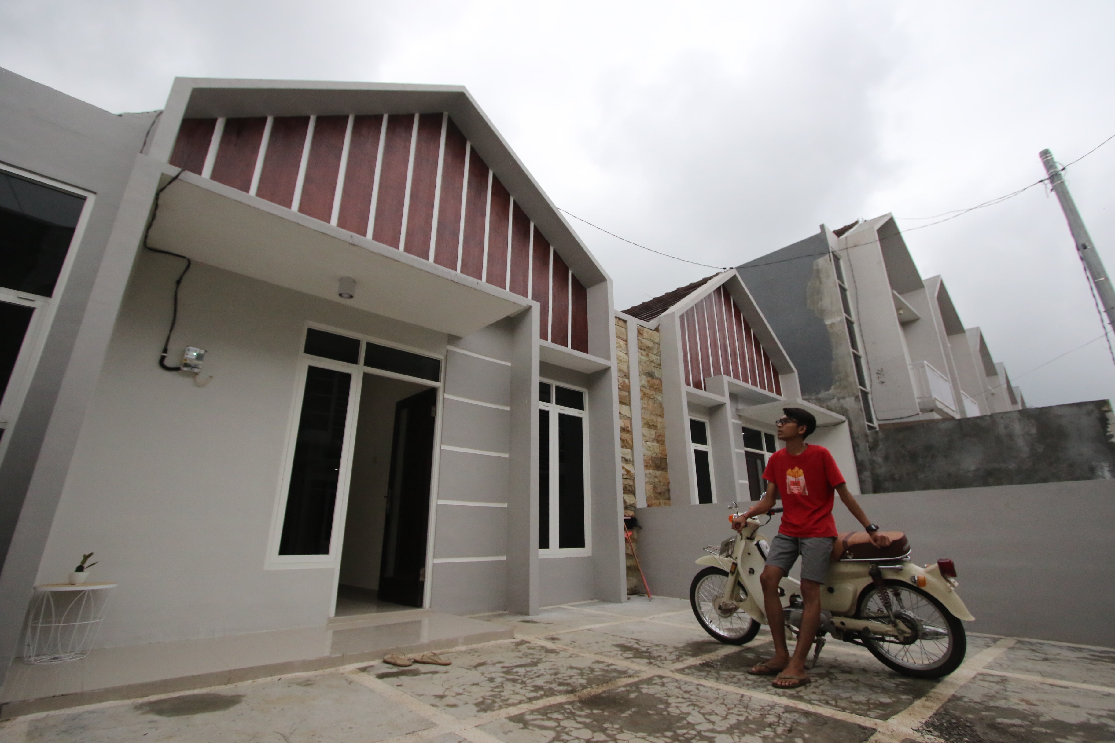 PELUANG BELI RUMAH: Salah satu remaja mengamati rumah di salah satu perumahan di Kota Malang kemarin.