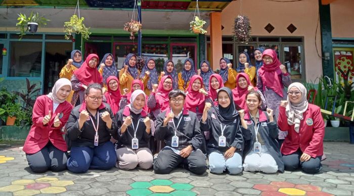 Foto bersama Kepala Sekolah Lilis Wati SPd bersama guru dan staf TK Dharmawanita 03 Malang.