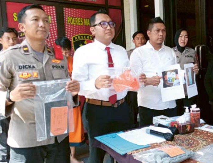 BERPROGRES: Polisi menunjukkan barang bukti KDRT oleh suami yang berujung tewasnya istri karena racun dalam rilis perkara di Mapolres Malang kemarin (12/2).