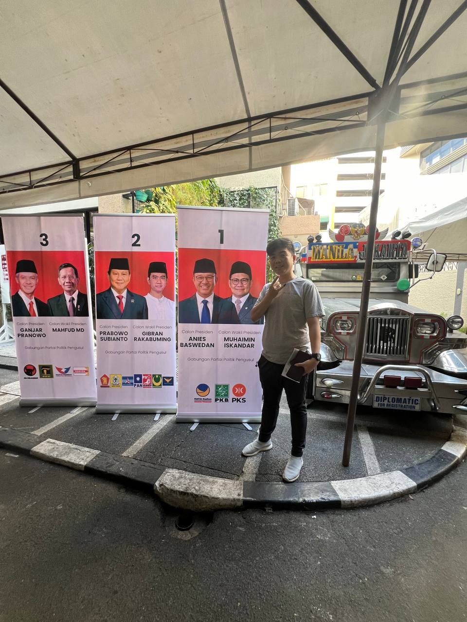 SUDAH COBLOSAN: Salah seorang WNI di Filipina mendatangi TPS pemilu 2024