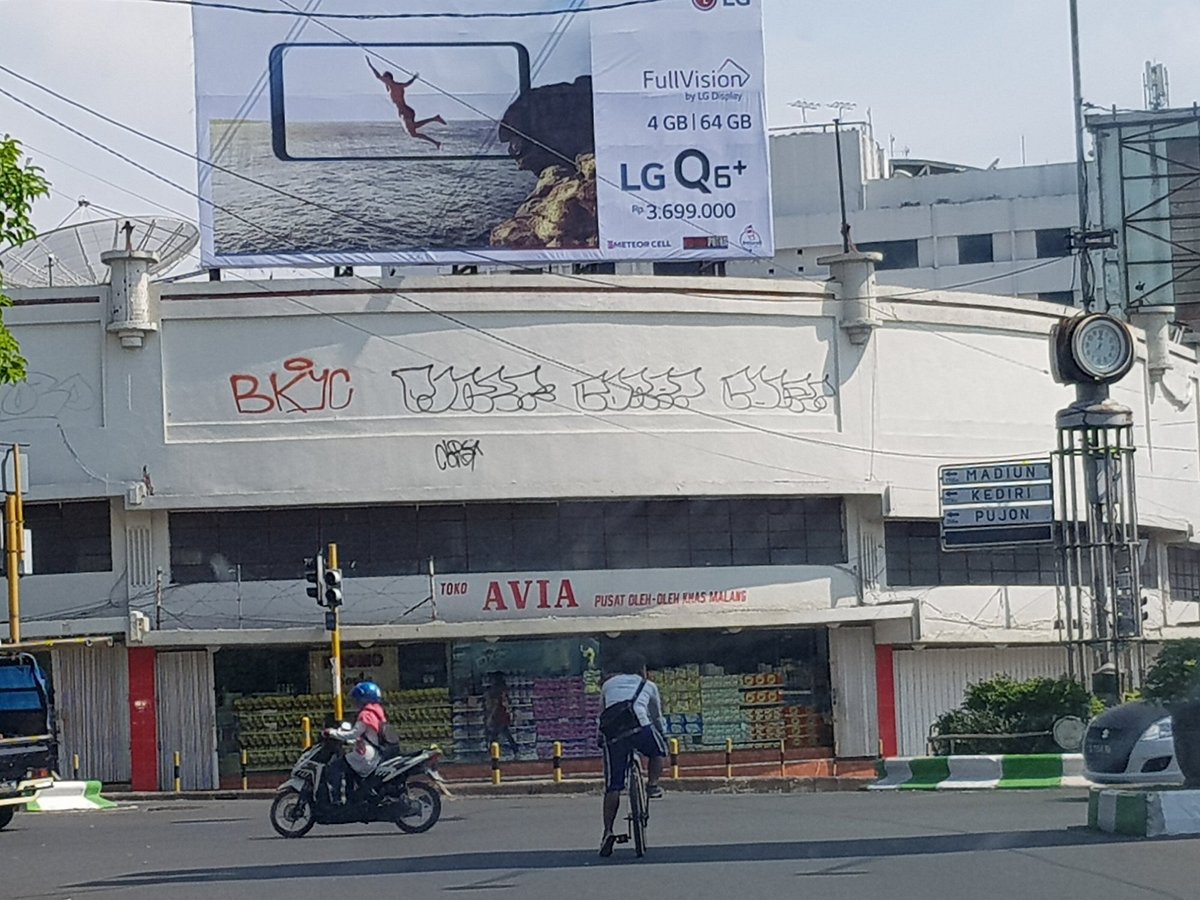 Tampak depan Toko Avia. (istimewa)