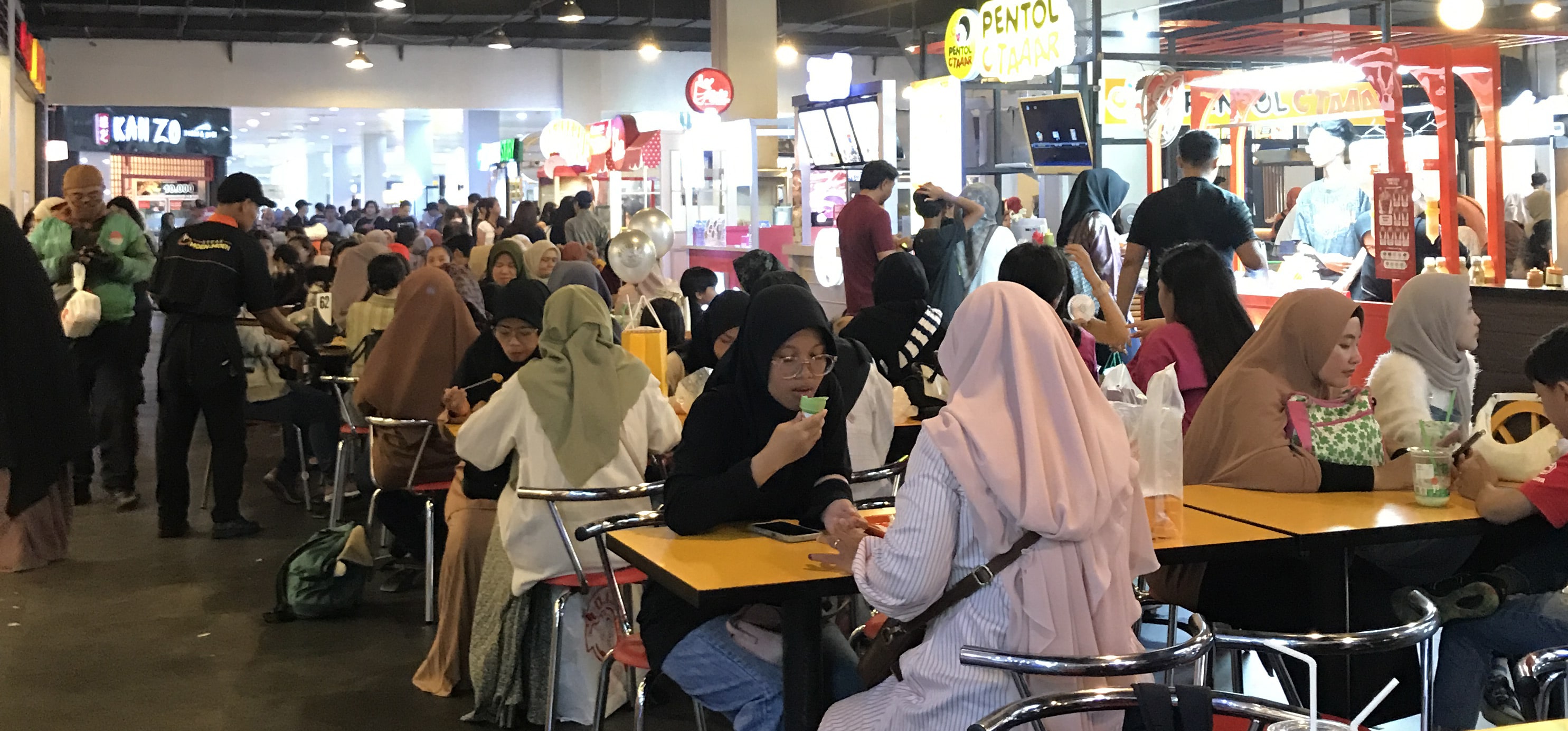 Pujasera di kawasan Mal Olympic Garden (MOG) penuh pengunjung kemarin.
