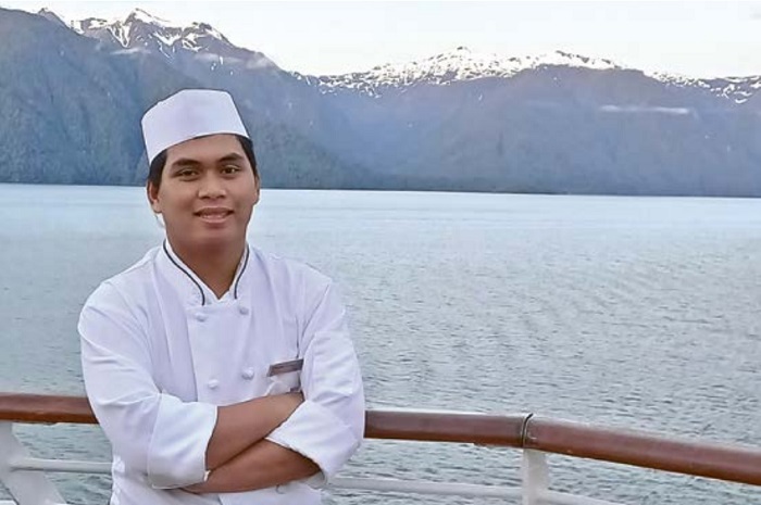 KAPAL PESIAR: Christafanus Hadi Santoso bersantai saat kapalnya singgah di Benua Antartika