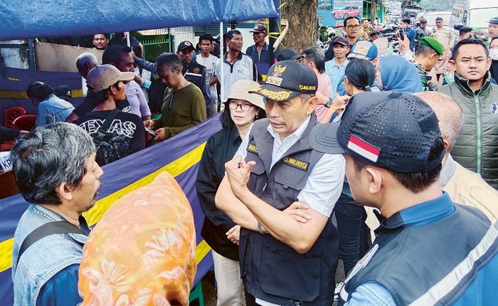 BERI ATENSI: Pj Wali Kota Malang Wahyu Hidayat mendatangi TPS 03 Kelurahan Pandanwangi, Kecamatan Blimbing yang sempat kekurangan 119 lembar surat suara.