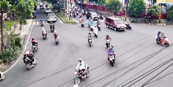 DIBAHAS ULANG: Simpang Mergan, Kecamatan Sukun cukup padat pada jam-jam tertentu, seperti terlihat kemarin sore (15/2).
