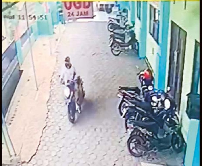 CURANMOR: Aksi pelaku saat mencuri motor di halaman Puskesmas Jabung terekam CCTV.