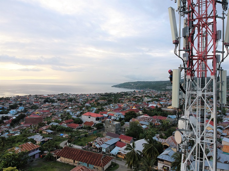 Teknisi melakukan pengecekan jaringan pada perangkat Base Transceiver Station (BTS) milik XL Axiata belum lama ini.  Khusus di Sulawesi, dalam kurun waktu dua tahun terakhir, XL Axiata gencar ekspansi