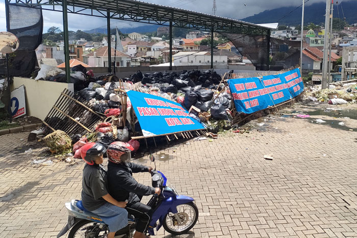 Tumpukan sampah di sekitar Pasar Induk Kota Batu
