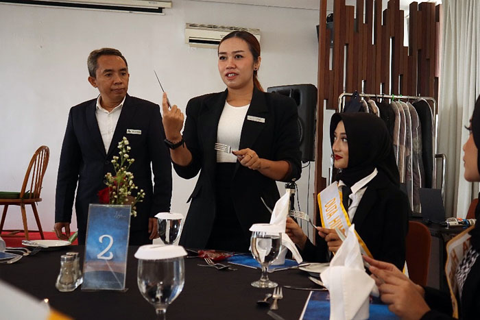 PELAN-PELAN: Finalis DHRM 2024 menerima ilmu table manner dari Ascent Premiere Hotel and Convention kemarin siang.