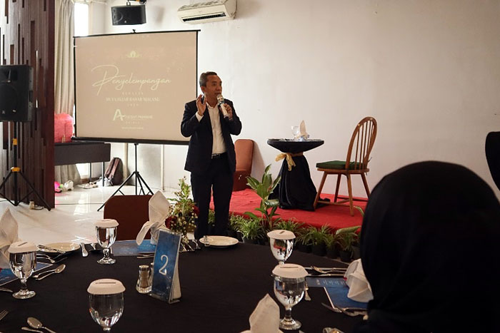 Yacob Nainggolan, General Manager Ascent Premiere Hotel and Convention memberi paparan di depan finalis Duta Hijab Radar Malang 2024