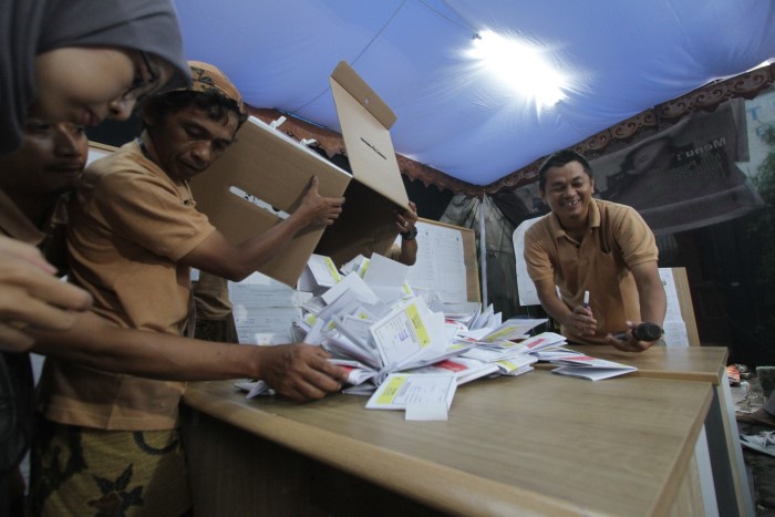Penghitungan kertas suara setelah coblosan di wilayah Malang. Ada TPS di kabupaten yang harus hitung ulang