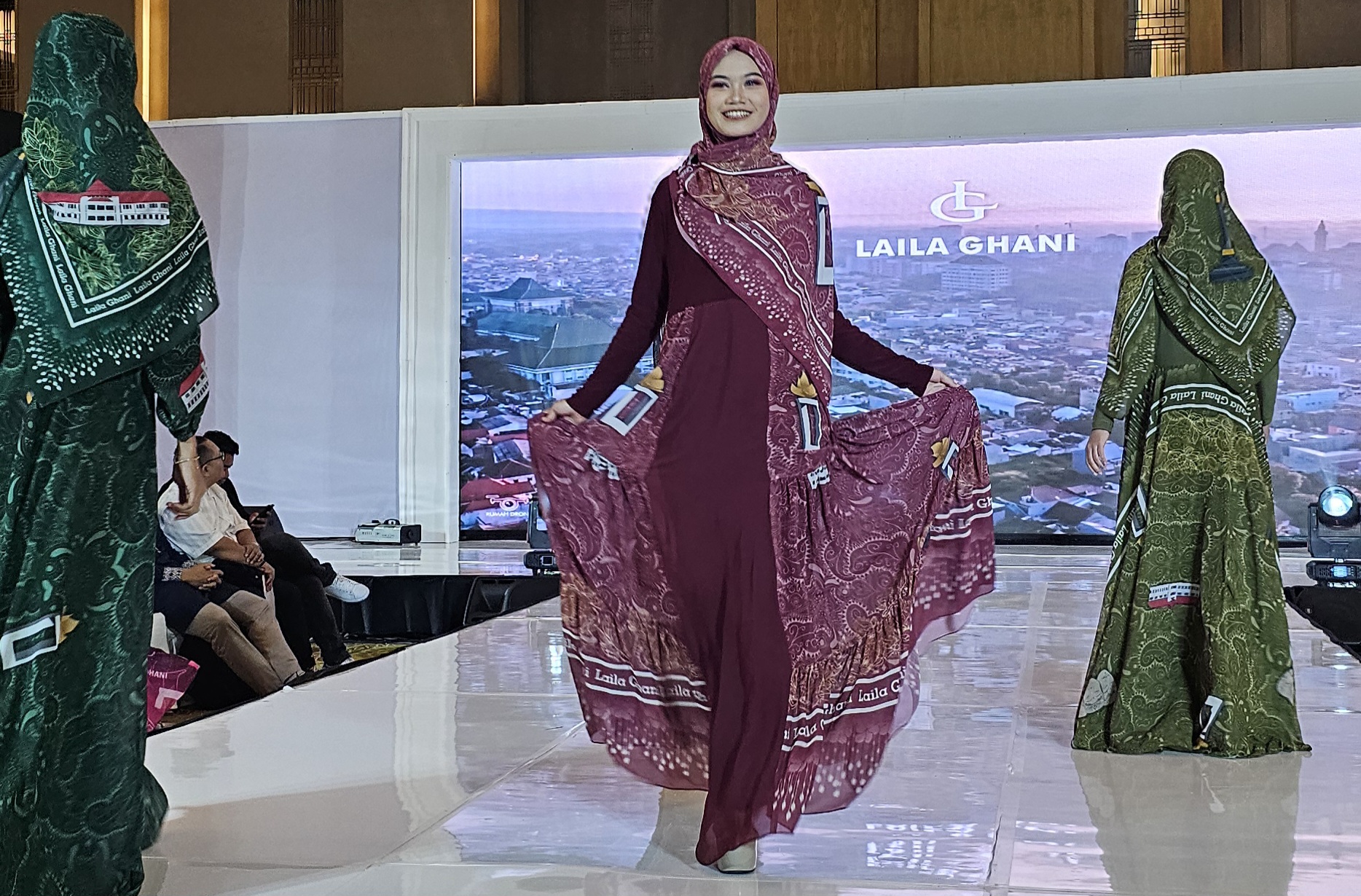 Salah satu koleksi Laila Ghani bertemakan The Precious Malang yang terinspirasi ikon-ikon bersejarah di Kota Malang menjadi pembuka Laila Ghani 7th Annual Fashion Show