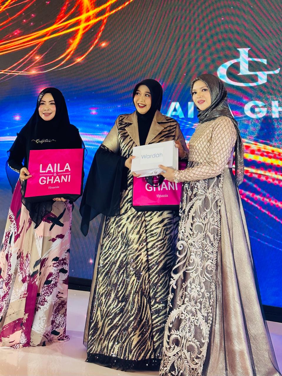 Dr Lailatul Farida MAB (kanan) menyerahkan tanda mata kepada Dra Hj Hanik Andriani Wahyu Hidayat, Hanik mengapresiasi langkah Laila dalam berkarya dan mewarnai fashion muslimah di Kota Malang.