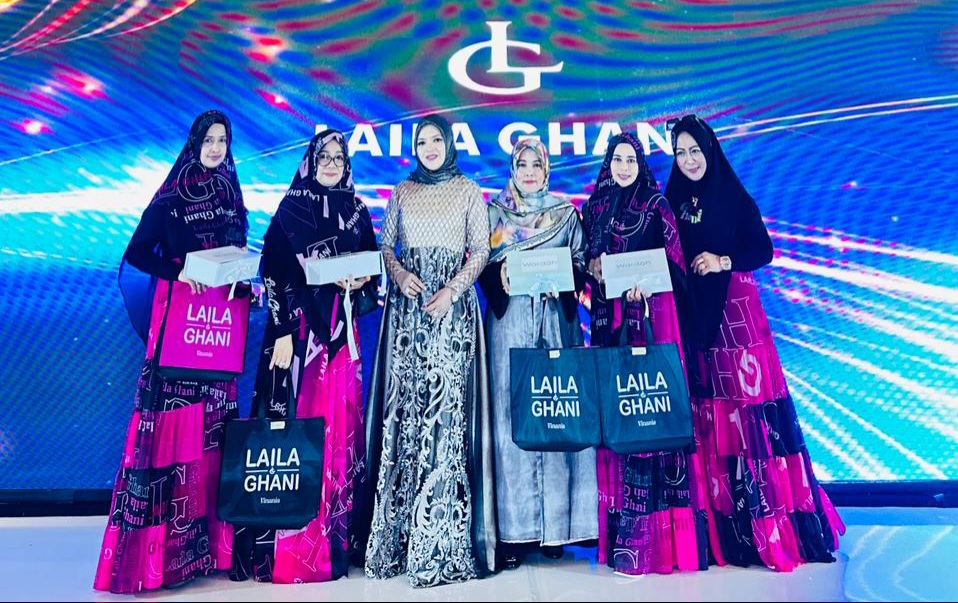Ir Maya Agung Wisata, Ny Rahajeng Yusuf, Dr Lailatul Farida, Warek II UIN Maliki Prof Dr Ilfi Nurdiana MSi, Hj Anik Ahmad, dan Ny Wulan Hidayat di di panggung Laila Ghani 7th Annual Fashion Show