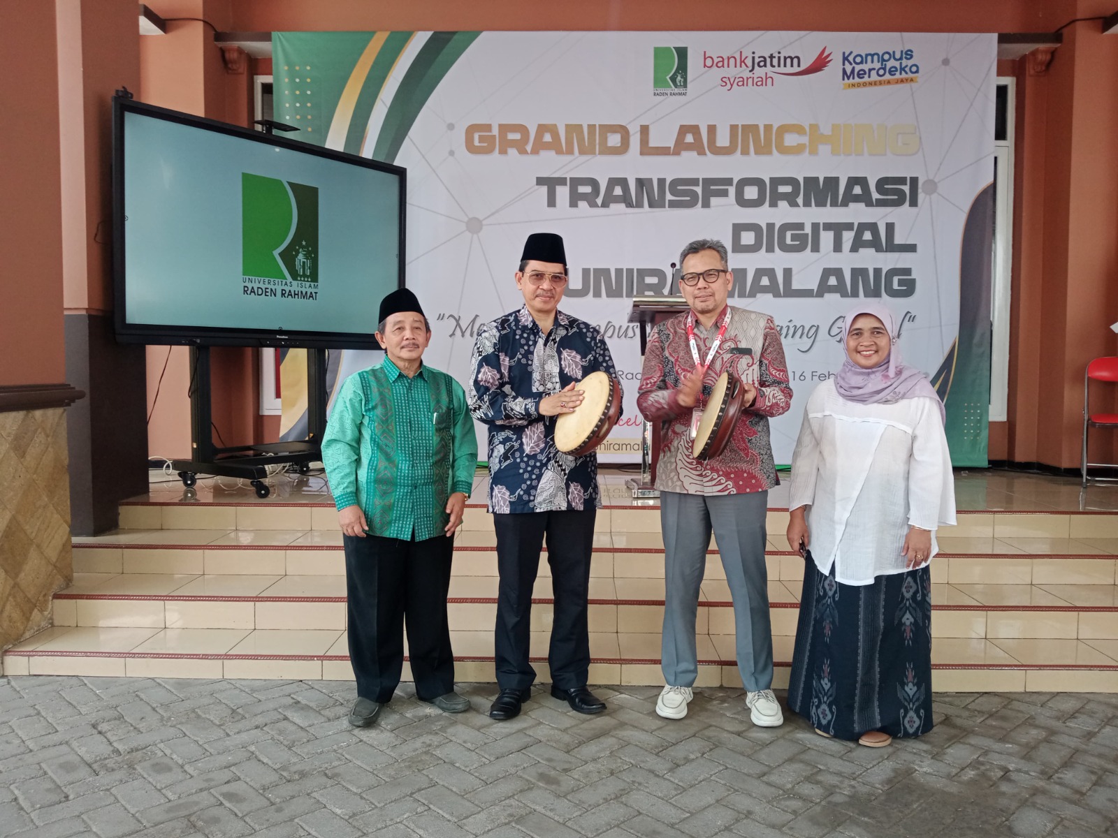 KAMPUS DIGITAL: Dari kiri, Ketua Pengurus Yayasan Dr H Mohammad Hanief, Rektor Unira Drs H Imron Rosyadi Hamid SE MSi, Kepala Bank Jatim Syariah Pramudia, dan Ketua Pembina Yayasan Hj Kholida Masruroh
