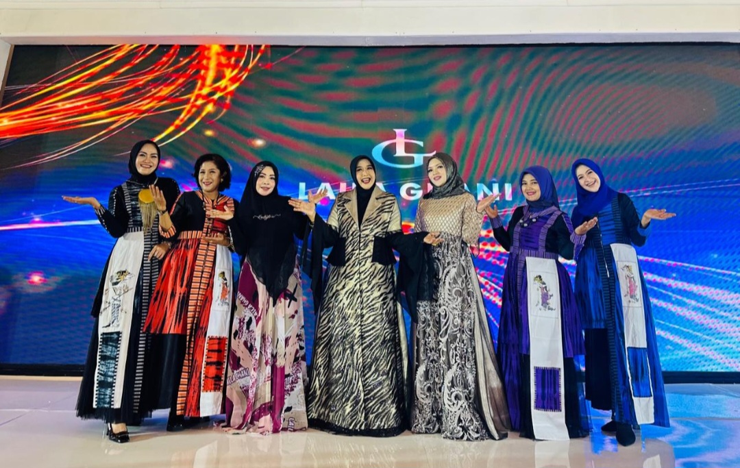 Dr Lailatul Farida MAB, Owner Laila Ghani (tiga dari kanan),  Pj Ketua TP PKK Kota Malang Dra Hj Hanik Andriani, Ketua DWP Yuni Erik, dan jajaran dalam Laila Ghani 7th Annual Fashion Show, (17/2)